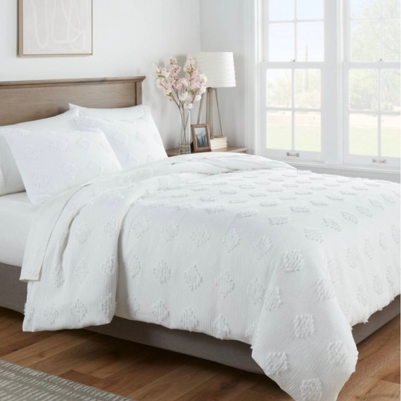 NEW Full/Queen Tufted Diamond Crinkle
Duvet Cover & Sham Set White
Threshold